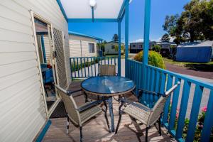 BIG4 Port Fairy Holiday Park的阳台或露台