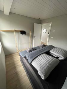 Laugarvatn Lakeview Apartment في لوغارفتن: غرفة نوم بها سرير كبير في الغرفة
