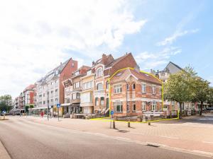 a row of buildings on a city street at Au Coin in Galopen