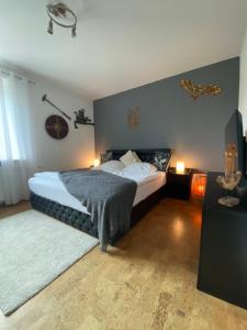 Ένα ή περισσότερα κρεβάτια σε δωμάτιο στο City Ferienwohnung SKYLINE - mit großem Balkon & XXL- Sofa für bis zu 4 Personen