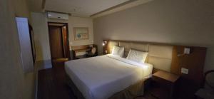 une chambre avec un grand lit blanc dans une pièce dans l'établissement Mirador Rio Copacabana Hotel, à Rio de Janeiro 42 autres photos