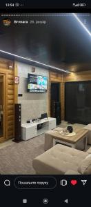 une chambre avec deux lits et une télévision au mur dans l'établissement Brvnara Balorig, à Barič