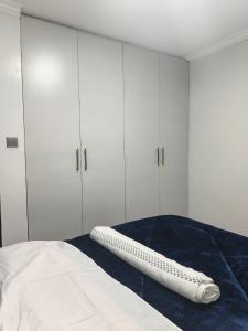 Postel nebo postele na pokoji v ubytování Luxury Stays, Juja One bedroom