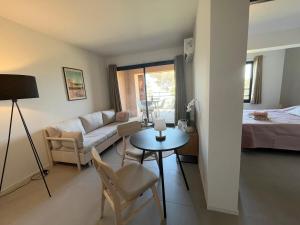 un salon avec un canapé et une table dans l'établissement amazing sea front apartment, à Pianottoli-Caldarello