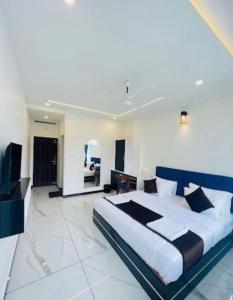 Un dormitorio con una cama grande en una habitación. en Rock Starzz Resort Munnar, en Suryanelli 13 fotos más