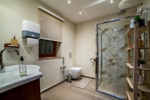 Koupelna v ubytování Alrawda Resort + 3 fotografie