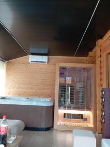 La salle de bains est pourvue d'une baignoire. dans l'établissement Brvnara Balorig, à Barič