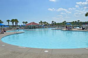 マートルビーチにあるBarefoot North Tower - 1203のリゾート内の青い水を使用した大型プール