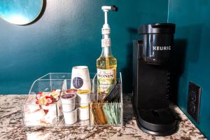 een fles wijn op een aanrecht naast een koffiezetapparaat bij Hollyhock Suite 511 in Louisville