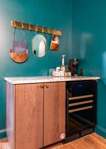 een badkamer met een aanrecht met een spiegel bij Hollyhock Suite 511 in Louisville