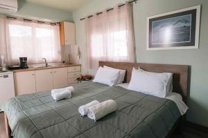 een slaapkamer met een groot bed met handdoeken erop bij apartment with view in Tripolis