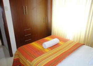 ein Schlafzimmer mit einem Bett und einem Handtuch darauf in der Unterkunft Departamento 3 dormitorios Tacna en condomio privado in Tacna