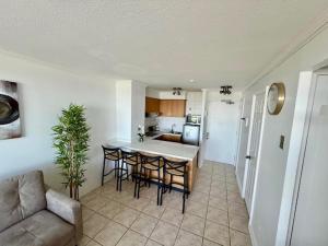a kitchen and living room with a table and chairs at Departamento Playa Cochoa, Reñaca in Viña del Mar