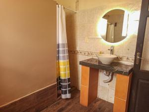 un bagno con lavandino e specchio di Colors House a Sucre Altre 94 foto