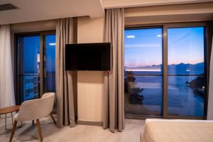 Μια τηλεόραση ή/και κέντρο ψυχαγωγίας στο Reev Coffee Hotel