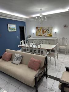 a living room with a couch and a table and chairs at Apartamento na graça, 03 suítes, Sua melhor opção em Salvador in Salvador