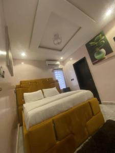 Un dormitorio con una gran cama amarilla en una habitación. en Rocks Bay Hotel Limited, en Addo 3 fotos más