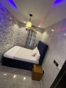 una cama pequeña en una habitación con una pared de agua en Rocks Bay Hotel Limited, en Addo