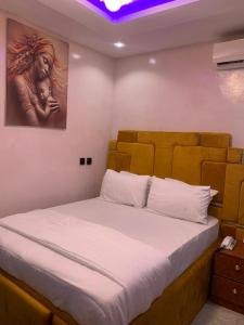 Un dormitorio con una cama grande con un cuadro en la pared. en Rocks Bay Hotel Limited, en Addo