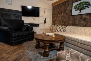 a living room with a couch and a table at Luxury in Val'quirico in Santeagueda