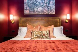 ルイスビルにあるHollyhock Suite 508の赤い壁のベッドルーム1室(大型ベッド1台付)