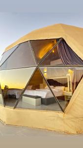 Postel nebo postele na pokoji v ubytování Wadi rum sky luxury