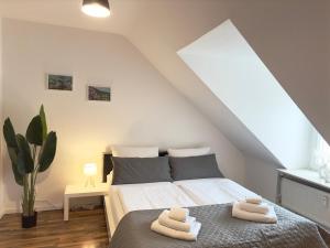 Ένα ή περισσότερα κρεβάτια σε δωμάτιο στο MyStay I Central Lofts I Superior Design Apartments Heidelberg