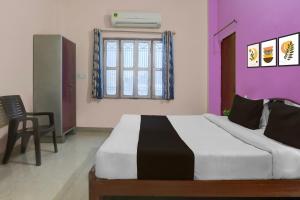 a bedroom with a large bed and a window at Hotel O BABA GUEST HOUSE in Shivāpur