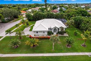 eine Luftansicht eines weißen Hauses mit Palmen in der Unterkunft Seaglass Point in Railroad Islet