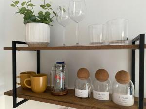 Příslušenství pro přípravu čaje a kávy v ubytování Levenvale Studio