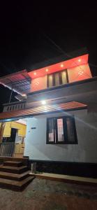 un edificio con una escalera delante de él por la noche en Ashabhavan, en Varkala