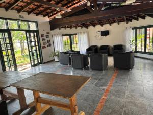 Habitación con mesa y sillas. en Estúdio casa condomínio Carasol, en Caraguatatuba