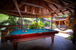 una mesa de billar en medio de un patio en Hermosa Casa y Cabañas en Barbosa, Antioquia, en Barbosa