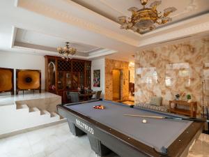 Biliár nebo kulečník v ubytování Villa Pearl 8Bedroom