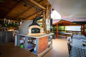 cocina con horno al aire libre y mesa en Hermosa Casa y Cabañas en Barbosa, Antioquia, en Barbosa