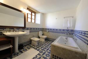 un bagno con lavandino, vasca e WC di Riad Au 20 Jasmins a Fes