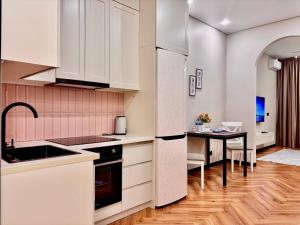 Η κουζίνα ή μικρή κουζίνα στο The Best apartments in center of Almaty
