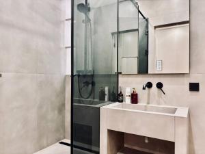 Ένα μπάνιο στο The Best apartments in center of Almaty