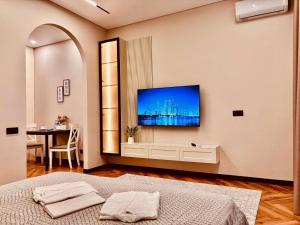 Μια τηλεόραση ή/και κέντρο ψυχαγωγίας στο The Best apartments in center of Almaty