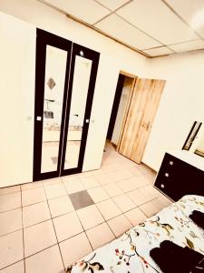 Habitación vacía con cama y ventana en Gelijkvloers appartement in hartje Menen, en Menen