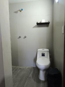 a bathroom with a white toilet in a room at Suite 105 Cordoba centro y estacionamiento in Córdoba