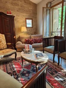 ペズナにあるLa Maison Alcesteのソファとテーブルのあるリビングルーム