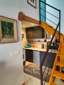 ペズナにあるLa Maison Alcesteのキッチン(ロフトへ続く階段付) +12枚の写真
