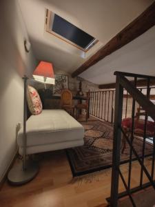 ペズナにあるLa Maison Alcesteのリビングルーム(椅子、階段付)