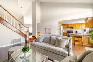 Una sala de estar con un sofá y una cocina. en Spacious 4-bedroom house in tranquil Rowland Heights with City View, en Rowland Heights