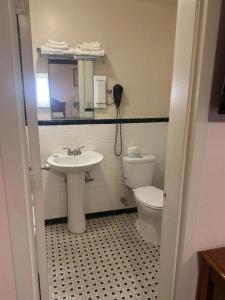 エルマイラにあるMark Twain Motor Innのバスルーム(洗面台、トイレ付)、電話が備わります。