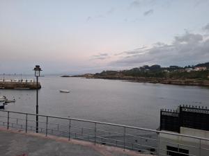 een grote hoeveelheid water met een boot erin bij Luanco para vivir y disfrutarlo VUT7223AS in Luanco +8 foto's