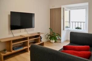 un soggiorno con TV a schermo piatto e divano di Casa Lusíadas a Constância