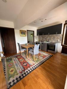 Una cocina con una mesa y sillas en una habitación. en Vacation spot in Sarajevo in a calmest spacious area, en Sarajevo