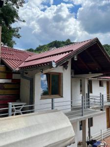 una casa con techo rojo en una terraza en Vacation spot in Sarajevo in a calmest spacious area, en Sarajevo 19 fotos más
